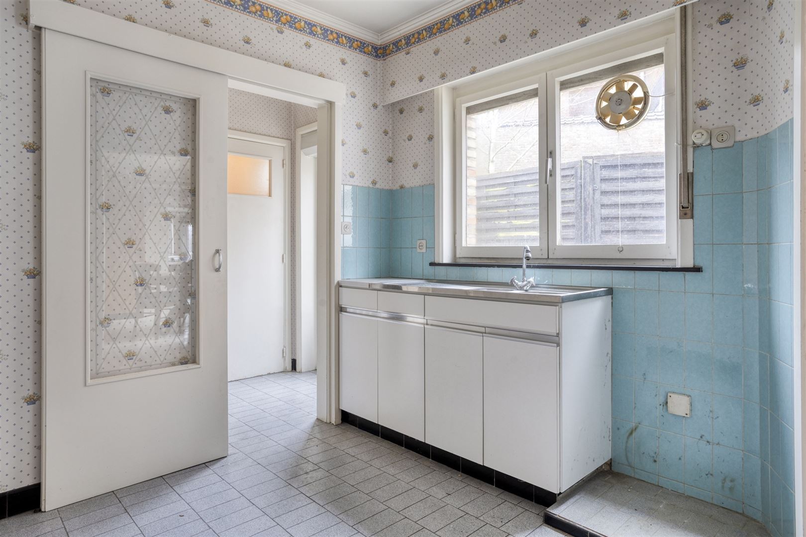 Te renoveren woning gelegen aan het plein in Kaprijke ! - foto 5