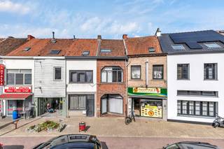 <p>Deze charmante eigendom, gelegen in de Gentstraat 54, pal in het centrum van Deinze, deed voorheen dienst als handelshuis en biedt vandaag verschillende interessante mogelijkheden. </p><p>Zo is het pand perfect geschikt als comfortabele stadswoning, maar kan het eveneens een aantrekkelijke opportuniteit vormen voor wie op zoek is naar een handelszaak, kantoor- of praktijkruimte gecombineerd met een woonst. </p><p>Mits enkele lichte opfrissingswerken kan het geheel meteen naar eigen smaak en noden worden ingericht.</p><p> </p><p>Op het gelijkvloers beschikt de woning momenteel over een ruime woonkamer met aansluitend de keuken. </p><p>Dankzij de voormalige handelsfunctie biedt dit dus mogelijkheden voor een alternatieve invulling, bijvoorbeeld als handelsruimte, kantoor, praktijk of andere professionele activiteit.</p><p>Vanuit de leefruimte met open keuken is er toegang tot het aangename terras. </p><p>Daarnaast beschikt de woning over een ruime buitenberging, ideaal voor extra opslag.</p><p> </p><p>De eerste verdieping omvat een slaapkamer en een douchekamer. </p><p>Op de tweede verdieping bevindt zich een tweede, ruime slaapkamer met een eigen bad, waardoor de woning beschikt over een praktische en aangename indeling over drie niveaus.</p><p> </p><p>De ligging vormt zonder twijfel één van de grootste troeven. </p><p>Dankzij de centrale ligging in de Gentstraat bevinden winkels, horeca, scholen en tal van dagelijkse voorzieningen zich op wandelafstand. </p><p>Ook het station van Deinze bevindt zich op wandelafstand, waardoor zowel Gent, Kortrijk als andere steden bijzonder vlot bereikbaar zijn.</p><p> </p><p>Kortom, een veelzijdige eigendom op een uitstekende centrumligging, met een aangenaam terras. Ideaal als stadswoning, als investering voor verhuur op lange termijn of voor wie op zoek is naar de interessante combinatie van wonen en werken onder één dak!</p>
