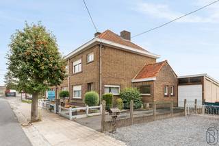 GOEDGELEGEN toffe grote degelijke BURGERWONING met mooie TUIN en TERRAS, GARAGE, 3 SLK en ZOLDER. ENORM VEEL POTENTIEEL. INDELING: inkom, leefruimte met zithoek en eetplaats, keukentje, grote extra woonkamer, badkamer, apart toilet, handige garage, ZUIDGERICHTE omheinde en aangelegde tuin met extra tuinhuis en kelder. Op de 1e verdieping bevinden zich 3 slaapkamers en een dressing / kinderkamer / bureau. ZOLDER die extra potentieel biedt. TROEVEN: reeds overal DUBBEL GLAS, GARAGE met automatische poort, betonnen gewelven, DAK IN PERFECTE STAAT, grote aangename ruimtes, VEEL POTENTIEEL! Bezoek na afspraak met IMMO BEGUIN: 0486/606 600