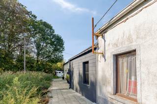 Ontdek deze charmante woning, rustig gelegen in de Bosstraat 31 te Ternat. De woning bevindt zich in de derde bouwlijn en is bereikbaar via een verhard pad. Hierdoor geniet u hier van een uitzonderlijk rustige en groene woonomgeving met veel privacy.
De woning is instapklaar en perfect bewoonbaar, waarbij enkele lichte opfrissingen volstaan om het geheel volledig naar eigen smaak af te werken. Een belangrijke troef is het vernieuwde dak. In combinatie met het gunstige EPC vormt dit een uitstekende basis voor wie op zoek is naar een comfortabele woning zonder ingrijpende renovatiewerken.
Daarnaast biedt de woning nog interessant potentieel. De verdieping kan verder worden ingericht en biedt mogelijkheden voor bijkomende slaapkamers, een bureau of hobbyruimte.
Buiten geniet u van een ruime tuin in een bijzonder rustige, groene omgeving. De ligging in derde bouwlijn zorgt voor een aangenaam gevoel van privacy en rust. Bovendien beschikt het eigendom over een aparte garage.
Een mooie opportuniteit voor wie op zoek is naar een instapklare woning met uitbreidingsmogelijkheden, een ruime tuin en vooral een heerlijke ligging in het groen.
Meer info: Michael@immoaccenta.be