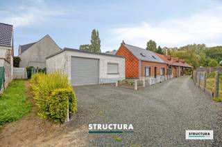 Woning op 7a 50ca met zuidgerichte tuin en dubbele garage/atelier!Deze te renoveren woning ligt in tweede lijn van de Ternatsestraat in Affligem en combineert een rustige ligging met een perceel van 7a 50ca. Voor de woning bevindt zich een privatieve, zuidgerichte tuin zonder directe inkijk. De dubbele garage/atelier vormt een interessante extra voor wie nood heeft aan parkeer-, hobby- of bergruimte.De woning beschikt momenteel over twee slaapkamers en een bureau/3e kamer op het gelijkvloers, met bijkomende mogelijkheden op de zolderverdieping.IndelingGelijkvloers: inkomhal, lichtrijke leefruimte, aparte eetkamer, keuken, twee slaapkamers, bijkomende kamer, badkamer en wasberging.Buiten bevinden zich de koer, de tuin en een dubbele garage/atelier.Verdieping: zolderruimte die mogelijkheden biedt voor de inrichting van bijkomende kamers.Karakteristieken•Perceel van 7a 50ca•Bewoonbare oppervlakte van ca. 120 m²•Zuidgerichte tuin van ca. 368 m²•Rustige ligging in tweede lijn•Twee slaapkamers + bijkomende kamer•Inrichtingsmogelijkheden op de zolderverdieping•Dubbele garage/atelier•Perceelbreedte van ca. 23 meter•EPC-label F – renovatieverplichting van toepassing•Elektrische installatie niet conform•P-score A / G-score A•Nabij het centrum van Affligem en dagelijkse voorzieningenEen interessante eigendom voor wie op zoek is naar een woning die naar eigen smaak gerenoveerd kan worden, met een mooi perceel en interessante bijgebouwen.Interesse? Plan uw bezoek via 02 460 80 46 of info@structura.be.