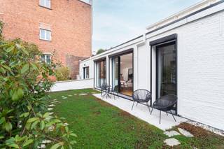 <p>Op zoek naar een karaktervolle loft in een uniek gebouw?<br />Dan is deze parel beslist iets voor u.<br /><br />De Begijnenvest verbindt ’t Zuid met de Theaterbuurt: zonder twijfel twee van de meest trendy en bruisende buurten van Antwerpen, waar cultuur, gastronomie en stadsleven centraal staan.</p>
<p>In 2023 onderging dit voormalige pakhuis een volledige renovatie, waarbij moderne comfort en historische charme naadloos werden gecombineerd. Via de private inkomhal leidt een trap naar de eerste verdieping, waar de royale loft zich ontvouwt met een indrukwekkende openheid en een hoogwaardige afwerking die zowel stijl als comfort uitstraalt.</p>
<p>De ruime leefruimte baadt in natuurlijk licht dankzij de grote raampartijen, wat een warme en uitnodigende sfeer creëert. De elegante parketvloer geeft een tijdloos karakter en benadrukt de hoogwaardige afwerking. De royale open keuken, uitgerust met een kookeiland en kwalitatieve inbouwtoestellen, combineert functionaliteit met stijl en nodigt uit tot comfortabel koken. Vanuit de keuken en de leefruimte geniet u van een prachtig uitzicht op het ruime terras en het groene dak, wat de verbinding met de buitenruimte extra versterkt. Een echte blikvanger is de halfopen slaapkamer met smeedijzeren deuren, die een charmante en karaktervolle toets toevoegt. Daarnaast beschikt de woning over een ruime badkamer met dubbele lavabo en inloopdouche, waardoor comfort en luxe perfect samenkomen.</p>
<p>Tot slot heeft u de mogelijkheid om een garagebox en staanplaats bij aan te kopen.</p>
<p>Interesse? Contacteer LISTED: +32 283 51 51</p>