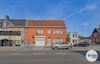 EERSTE BEZOEKDAG ZATERDAG 24/10 VAN 10U TOT 14U (enkel op afspraak)<br /><br />BAMBRUGGE - Veelzijdige eigendom met een uitzonderlijk potentieel voor eigen bewoning, verhuur of investering.<br /><br />Bent u op zoek naar een ruime eigendom met meerdere woonmogelijkheden? Dan is deze woning in Erpe-Mere zeker het ontdekken waard. <br />De woning bevindt zich op een gunstige locatie, met een vlotte bereikbaarheid van de E40 en diverse belangrijke invalswegen. Hierdoor zijn onder meer Aalst, Brussel en andere omliggende gemeenten gemakkelijk bereikbaar.<br /><br />Het pand is ingedeeld in drie afzonderlijke woonentiteiten: een studio, een appartement en een volwaardig woonhuis. Hierdoor biedt deze eigendom tal van mogelijkheden voor zowel de particuliere koper als de investeerder. Momenteel is de studio en de woning verhuurd. <br />Er is een volwaardige woning met aangename leefruimtes, ideaal als eengezinswoning. <br />Het appartement is een afzonderlijk woongelegenheid die uitstekend geschikt is voor verhuur, bewoning door een familielid of extra woonruimte. <br />En dan is er een zelfstandige studio, ideaal als verhuureenheid of woongelegenheid voor 1 persoon. <br />Een gemeenschappelijke garage zorgt voor praktische bergruimte en parkeermogelijkheid. Tevens is er ook een mooie tuin aanwezig. <br /><br />De combinatie van drie woonentiteiten, een ruime tuin en een garage maakt deze eigendom bijzonder veelzijdig.<br />Mogelijkheden zijn onder meer: interessante investering met meerdere potentiële huurinkomsten, eigen bewoning combineren met verhuur, geschikt voor meerdere generaties, ideaal voor cohousing of kangoeroewonen, interessant als meergezinswoning, mogelijkheid om de verschillende entiteiten afzonderlijk te benutten.<br />Momenteel zijn de studio en de woning verhuurd. <br /><br />Kortom: Een ruime en veelzijdige eigendom met een interessante ligging en tal van mogelijkheden. Zeker een bezoek waard! <br />info of bezoek 053/60.65.60<br /><br />De vermelde prijs is een richtprijs. Na ontvangst van de biedingen zal de verkoper beslissen of hij/zij de eigendom verkoopt aan het beste bod. De richtprijs is aldus niet bindend voor de verkoper. Voor meer info kunt u ons contacteren of het reglement raadplegen op onze website.<br /><br />EPC appartement certificaatnummer 20210706-0002438318-RES-1 - 576 kWh / (m² jaar) - label F <br />EPC studio certificaatnummer 20260929-003965286-RES-1 - 798 kWh / (m² jaar) - label F