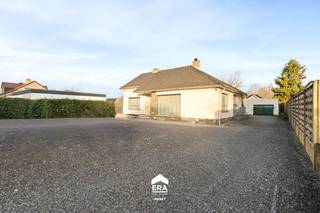 Deze aangename split-level woning is gelegen in Peer, op een gunstige en vlot bereikbare locatie vlak bij het centrum. Er bevinden zich ook winkels...