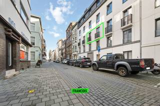 Dit ruim en modern tweeslaapkamerappartement bevindt zich pal in het centrum van Oostende. In de omgeving heeft u al het moois wat Oostende te bieden heeft, gaande van winkels tot horeca en uiteraard ook de zee en het strand. <br /><br />Het appartement geniet een aangename lichtinval doorheen de dag. De ruime leefkamer vloeit naadloos over van de leefhoek naar de eetruimte en open keuken. Deze is functioneel uitgerust met een kookeiland, moderne apparatuur en kastruimte. <br /><br />Aan de achterzijde van het appartement zijn er twee volwaardige slaapkamers. De badkamer is uitgerust met een dubbele lavabo en bad/douchecombinatie. Het toilet is apart. Hier aan de achterkant is er tevens een riant overdekt terras. <br /><br />Tevens heeft het appartement een handige berging. <br /><br />Tot slot is er nog de mogelijkheid tot aankoop van een garagebox (prijs: € 65.000)<br /><br />Het appartement is op heden verhuurd aan een vaste bewoner, waardoor het tevens een interessante investering vormt. (actuele huurprijs: € 1.029,96 / maand + kosten). <br /><br />Bent u op zoek naar een verblijf aan zee of een interessante investering? <br /><br />Aarzel niet en neem contact op voor meer info of een afspraak! <br /><br />