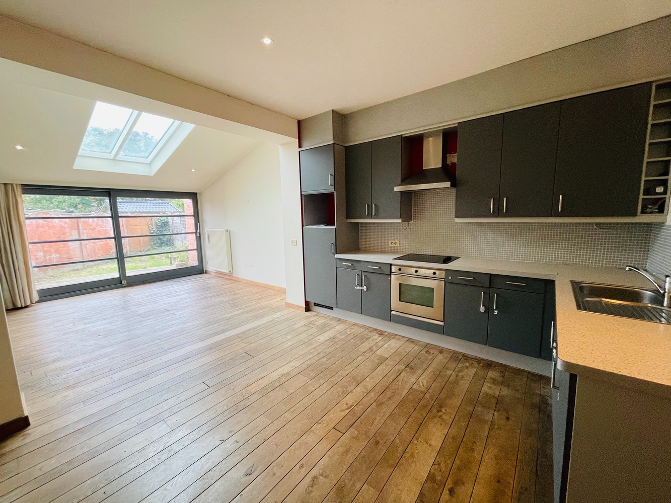 Assebroek, leuk ENERGIEZUINIG gezellig  instapklaar woonhuis met 3 SLAAPKAMERS en tuintje - photo 2