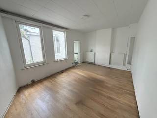 <strong>--- NIEUW --- Starterswoning nabij het centrum van Sint-Niklaas!</strong><br /><br /><strong>👉 BEZOEKMOMENT WOENSDAG 23/09! U kan de online kalender voor het bezoekmoment en de vastgoedvideo terugvinden via onze eigen website www.vastgoedspruyt.be.</strong><br /><br />Op zoek naar een starterswoning op wandelafstand van het H. Heymanplein? Deze charmante woning combineert een praktische indeling met veel natuurlijk licht en een uitstekende ligging! Bijkomstig zijn er ook 2 afzonderlijke garageboxen.<br /><br /><strong>Troeven:</strong><br />- Volledig gerenoveerde woning (142m²).<br />- Lichtrijke ruimtes door de grote glaspartijen.<br />- Zeer goede, centrale ligging.<br />- 2 ruime slaapkamers.<br />- Buitenruimte.<br />- Volledig uitgeruste keuken met oven, kookvuur, vaatwas,...<br />- Douchekamer.<br />- Apart gastentoilet.<br />- Individuele tellers.<br /><br /><strong>Locatie & omgeving:</strong><br />- Op wandelafstand van het centrum.<br />- Winkels, apotheek, bank en horeca vlakbij.<br />- Rustige en vlot bereikbare ligging.<br /><br /><strong>Beschikbaar vanaf: 01/10/2026.<br />Nieuw EPC in opmaak.<br />Huurprijs: 900€/mnd (geen bijkomende algemene kosten).<br />Domicilie verplicht.</strong><br /><br />---<br /><br /><strong>--- New --- Charming Starter Home Near the Centre of Sint-Niklaas!<br /><br />👉 VIEWING DAY WEDNESDAY 23/09! You can find the online booking calendar for the viewing and the property video on our website: www.vastgoedspruyt.be.</strong><br /><br />Looking for a starter home within walking distance of H. Heyman Square? This charming, fully renovated home combines a practical layout with plenty of natural light and an excellent location. As an added bonus, the property also includes two separate garage boxes.<br /><br /><strong>Highlights:</strong><br />- Fully renovated home (142m²).<br />- Bright living spaces thanks to the large windows.<br />- Excellent central location.<br />- Two spacious bedrooms.<br />- Private outdoor space.<br />- Fully equipped kitchen with oven, hob, dishwasher, etc.<br />- Shower room.<br />- Separate guest toilet.<br />- Individual utility meters.<br />- Two separate garage boxes included.<br /><br /><strong>Location & Surroundings:</strong><br />- Within walking distance of the city centre.<br />- Shops, pharmacy, bank, restaurants and cafés nearby.<br />- Quiet location with excellent accessibility.<br /><br /><strong>Available from: 01/10/2026.<br />New EPC certificate currently being prepared.<br />Rent: € 900/month (no additional common charges).<br />Official domicile registration required.</strong>