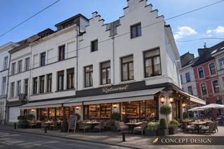 Op zoek naar een investering die vandaag al rendeert én morgen nog meer potentieel biedt?<br /><br />Dit uitzonderlijk gelegen hoekpand in de bruisende <strong>Sleepstraat</strong> combineert <strong>twee handelspanden met maar liefst vijf appartementen</strong>. Een mix die zorgt voor een stabiele en gevarieerde inkomstenstroom.<br /><br />De handelspanden worden al jarenlang uitgebaat door trouwe huurders (18 en 10 jaar), wat garant staat voor zekerheid. De appartementen, tussen 65 m² en 80 m² groot, zijn stuk voor stuk geliefd bij huurders: vier hebben twee slaapkamers, één heeft één slaapkamer. Overal is dubbele beglazing voorzien met aparte verwarmingselementen. Nieuwe huurders vinden? Dat gaat hier razendsnel.<br /><br />Met een huidige huuropbrengst van circa €8.500,00 per maand, en een bruto rendement van ongeveer 7,8 % (rekening houdend met elf maanden bezetting), is dit een investering die onmiddellijk vruchten afwerpt.<br /><br />De ligging is simpelweg goud waard: een Mobiscore van 9,4/10, op wandelafstand van het historische centrum, omringd door winkels, horeca en openbaar vervoer. De hoekpositie zorgt bovendien voor maximale zichtbaarheid en extra mogelijkheden in de toekomst.<br /><br /><strong>Elektriciteit is conform. </strong><br /><br /><em>Een kans als deze komt zelden voorbij. Zeker voor wie op zoek is naar een zorgeloze investering met bewezen rendement én groeipotentieel.</em><br /><br /><strong>Voor meer info en/of bezoek bel mij vandaag nog op 0472/50.08.58 - Mohamed <br />Vraagprijs: 1.250.000,- euro</strong><br /> 