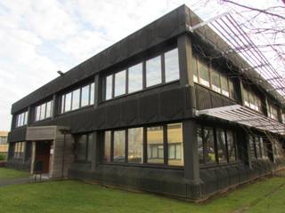 Vrijstaand kantoorgebouw met ruime parking. Recent gerenoveerd, moderne inrichting. Flexibele ruimte voor opslag en kantoor op gelijkvloers, kantoren op verdieping. Makkelijk bereikbaar vanop de Brusselse Ring. Busverbinding naar de stations van Diegem en Zaventem. Veel natuurlijke lichtinval.<br /><br />Kosten en taksen: Op aanvraag.