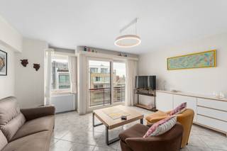 <strong>Wenduine: ruim en lichtrijk appartement te koop te Wenduine met 3 slaapkamers en een garagebox!</strong><br /><br />Bent u op zoek naar een ideaal vakantieverblijf, een slimme investering of een comfortabele plek om te wonen. Dit 3 slaapkamer appartement, gelegen in residentie Ruytingen op slechts 150m van de zee en van het centrum van Wenduine is precies wat u zoekt.<br /><br /><strong>Indeling</strong><br />Via de inkomhal komt u in de royale woonkamer van maar liefst 35 m², met aansluitend een open keuken. Dankzij de grote raampartijen baadt de leefruimte in het natuurlijke daglicht en geniet u van een aangenaam ruimtelijk gevoel.Vanop het terras kunt u genieten van een mooi lateraal zeezicht en een aangenaam uitzicht over de residentiële wijk van Wenduine. Het slaapgedeelte omvat twee bijzonder ruime slaapkamers met ingemaakte kasten en een derde, kleinere slaapkamer. Twee van de slaapkamers geven rechtstreeks uit op het zonneterras aan de achterzijde, waar u in alle rust van de zon kunt genieten. Het appartement beschikt verder over een badkamer, een praktische berging en een afzonderlijk toilet. Daarbij is een inpandige garagebox in de residentie inbegrepen in de prijs.
<p><br /><strong>Troeven</strong></p>
<ul><li>Goede investering dankzij succesvolle vakantieverhuur</li><li>Garagebox </li><li>3 slaapkamers</li><li>2 terrassen</li></ul>
Meer informatie? Contacteer Ilse op het nummer 0456/ 96 04 61<br /><br />