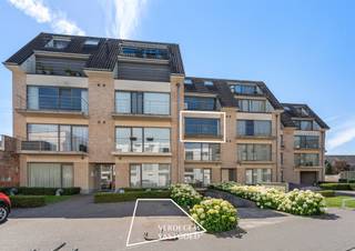 <p><span>Ligging<br /></span><span>Mooi instapklaar appartement op een rustige en aangename locatie nabij het centrum van Lokeren. <br />Dankzij de uitstekende ligging geniet je hier van een vlotte bereikbaarheid naar het stadscentrum, winkels, openbaar vervoer en belangrijke invalswegen.<br /><br /></span><span>Instapklaar appartement met 2 slaapkamers, garage en autostaanplaats<br /></span><span>Dit verzorgd appartement bevindt zich op de tweede verdieping van een degelijk gebouw uit 2008 en verwelkomt je met een aangename openheid en een bijzonder fijne leefruimte. <br />De grote raampartijen zorgen voor een overvloed aan natuurlijk licht en bieden een weids uitzicht.<br />De open keuken sluit mooi aan op de leefruimte en terras vooraan, waardoor een uitnodigende woonomgeving ontstaat waar koken, genieten en samen zijn centraal staan.<br />Het appartement beschikt over twee slaapkamers, een vernieuwde badkamer en zowel een terras aan de voorzijde als aan de achterzijde. <br />Het achterste terras is bovendien voorzien van een praktische bergkast.<br />Dankzij de ondergrondse garage en de private autostaanplaats geniet je hier van optimaal wooncomfort.<br /><br /></span><span>Troeven<br /></span><span>/ centrale en rustige ligging<br />/ instapklaar<br />/ garage + autostaanplaats<br />/ 2 terrassen<br />/ lift<br />/ degelijk en kwalitatief gebouw<br />/ nieuwe badkamer<br />/ energiezuinig (EPC 117 kWh/m²/jaar)<br /><br /></span></p>