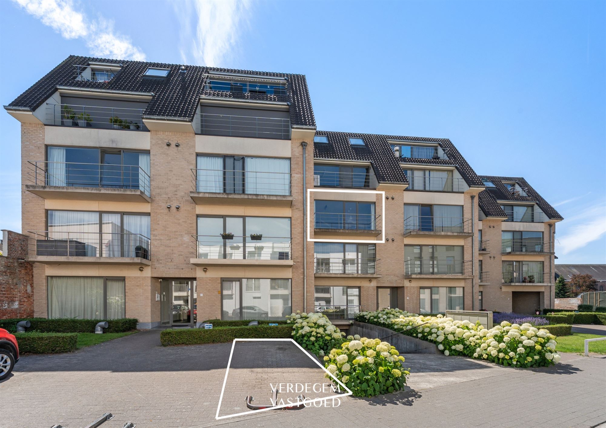 Mooi instapklaar appartement met alle comfort, een autostaanplaats en garagbox nabij het centrum - foto 1
