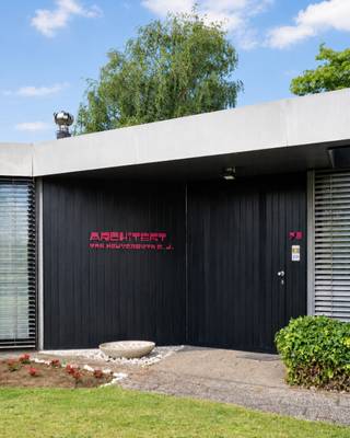 <strong>Oudenaarde</strong><strong> </strong><strong>– Architectenwoning van Guy Van Heuverswyn.</strong><br /><br /><span><span><span><span><span><u>Ruime jaren 70-bungalow, geïnspireerd op het <em>Case Study House Program</em>, met de mogelijkheid tot een combinatie van wonen en werken, een prachtige tuin en achterliggende landbouwgrond.</u></span></span></span></span></span><br /><br /><span><span><span><span><span><em>Voor meer informatie, mail naar info@carloeggermont.be.</em></span></span></span></span></span><br /><br /><span><span><span><span><span>Deze op te frissen architectenwoning met een bruto vloeroppervlakte van maar liefst 323 m² bevindt zich op een zeer bereikbare en zichtbare locatie, nabij de verbindingsweg N60 en het centrum van Oudenaarde.</span></span></span></span></span><br /><br /><span><span><span><span><span>De gunstige, alsook commerciële, ligging gecombineerd met de indeling van de woning, biedt uitstekende mogelijkheden voor een combinatie van wonen en werken.</span></span></span></span></span><br /><span><span><span><span><span>Deze bungalow wordt gekenmerkt door een efficiënte en modernistische bouwvisie, geïnspireerd op de principes van de <em>Case Study Houses</em>. Het grondplan is opgebouwd uit zeshoeken binnen een modulair bouwsysteem, wat zorgt voor een grote mate van flexibiliteit en tal van indelingsmogelijkheden.</span></span></span></span></span><br /><br />Zelfs voor de tuinberging werd dezelfde bouwwijze verdergezet om de uniformiteit te garanderen.<br /><br />Deze ruime woning bevindt zich op een prachtig perceel van maar liefst 2.412 m² en beschikt onder meer over drie slaapkamers, een voormalige bureauruimte met wachtkamer, een tekenkamer en een inpandige garage voor twee wagens.<br /><br />We betreden de woning langs een unieke inkomhal de woning opdeelt in enerzijds het voormalige professionele deel en anderzijds het woongedeelte.<br />Deze hal geeft plaats aan een ruime bureau (potentieel slaapkamer) en aan de overzijde de wachtkamer. Achtergelegen vinden we de voormalige tekenkamer, die alsook kan ingericht worden als slaapkamer.<br /><br />Gekoppeld aan deze inkomhal hebben we een tweede hal die enerzijds licht brengt dankzij de dakkoepel maar die voor de verbindingen zorgt tussen de de verschillende ruimtes in de woning.<br /><br />Hieraan gekoppeld vinden we een bijzonder architecturale leefruimte met haard en bar en zicht op zowel de voor- als de achtertuin, omringd door groen. Naastgelegen hebben we de originele keuken, die vooruitstrevend was voor zijn tijd.<br /><br />Een ruime hal met op maat gemaakte kasten leidt ons naar 3 slaapkamers, 2 badkamers waaronder 1 met een sauna, toegang tot de wasplaats, toegang tot de kelder en als laatste naar een dubbele inpandige garage.<br /><br />Als extra troef bestaat de mogelijkheid om de achterliggende landbouwgrond van 3.238 m² aan te kopen.<br /><br /><span><span><span><span><span><strong>Kortom, een bijzondere opportuniteit voor liefhebbers van architectuur.</strong></span></span></span></span></span><br />