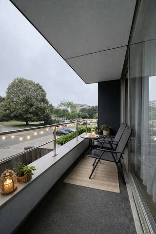 TE KOOP - SINT-AMANDSBERG. Twee identieke appartementen, naast elkaar gelegen in een kleinschalige residentie met lift, bieden een uitzonderlijke opportuniteit. Ze kunnen afzonderlijk worden aangekocht, maar lenen zich eveneens perfect tot een gezamenlijke aankoop voor wie op zoek is naar extra ruimte, een kangoeroewoning of een interessante investeringsopportuniteit.<br /><br />Elk appartement is gelegen op de eerste verdieping, met de optie om een bijhorende garage aan te kopen. Via de inkomhal bereikt u een lichtrijke leefruimte waar een gezellige zithoek en eethoek naadloos in elkaar overvloeien. De ingerichte keuken sluit aan op een praktische berging, terwijl een apart gastentoilet voor extra comfort zorgt. Verder zijn er drie volwaardige slaapkamers die tal van mogelijkheden bieden voor gezinnen, thuiswerk of hobbyruimte.<br /><br />De appartementen ademen een warme, huiselijke sfeer en behouden enkele charmante vintage accenten die karakter en authenticiteit toevoegen. De parketvloer versterkt het gezellige gevoel, terwijl de ruime terrassen uitnodigen om in alle rust te genieten van het mooie uitzicht op het omliggende park. Dankzij de rustige ligging en de aangename lichtinval vormen deze appartementen een bijzonder aantrekkelijke woonplek.<br /><br />Hoewel een opfrissing de mogelijkheid biedt om de appartementen volledig naar eigen smaak in te richten, vormen ze vandaag reeds een solide basis met een doordachte indeling, veel potentieel en een uitstekende ligging. Een unieke kans voor wie op zoek is naar een ruim appartement met karakter of naar twee naast elkaar gelegen eigendommen die samen tal van perspectieven bieden.<br /><br />EPC label D