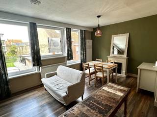 Charmant appartement te koop in hartje Nieuwpoort – interessante investering met mooi rendement!<br /><br />Op zoek naar een leuke pied-à-terre aan zee of een rendabele vastgoedinvestering? Dit gezellige appartement, ideaal gelegen in het stadscentrum van Nieuwpoort, biedt tal van mogelijkheden!<br /><br />Het appartement omvat een aangename woonkamer met open keukentje, een comfortabele slaapkamer, een aansluitende badkamer met douche en een afzonderlijk toilet.<br /><br />Gelegen in een kleinschalig gebouw met slechts 3 eigenaars, geniet u hier van een rustige en overzichtelijke mede-eigendom.<br /><br />Troeven op een rij:<br />- Topligging in het centrum van Nieuwpoort<br />- Praktische en gezellige indeling<br />- Afzonderlijke slaapkamer en toilet<br />- Kleinschalig gebouw met slechts 3 eigenaars<br />- Interessante investeringsopportuniteit aan de kust<br /><br />Een ideale kans om te investeren in vastgoed aan zee én te genieten van de aantrekkingskracht van Nieuwpoort!