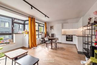 <p><span>Topligging<br /></span><span>Op een toplocatie aan Sint-Pietersstation vind je dit appartement in een kleine residentie. <br />Je woont in de Koning Boudewijnstraat, op wandelafstand van het bruisende stadscentrum met alle leuke dingen om de hoek.<br /></span><span><br />Appartement op de tweede verdieping met 2 slaapkamers, berging en terras<br /></span><span>Je komt binnen in een ruime, lichte leefruimte. <br />De erker met grote ramen zorgt voor licht van 's ochtends tot 's avonds. <br />De zwarte raamprofielen geven het geheel een strakke look. <br />De open keuken is volledig nieuw, er is een oven, kookplaat, vaatwas, dubbele spoelbak en frigo.<br />Verder zijn er twee volwaardige slaapkamers, apart toilet en een vernieuwde badkamer met walk-in douche.<br />Een leuk terrasje doet je genieten van mooie dagen.<br /><br /></span><span>Troeven<br /></span><span>/ door de jaren heen gerenoveerd en instapklaar<br />/ EPC B<br />/ topligging<br />/ inclusief berging<br />/ fietsstalling<br /><br /></span><span>Extra<br /></span><span>/ mogelijkheid om tuin bij te kopen (40.000 EUR)<br />/ mogelijkheid om 4 appartementen als geheel te kopen<br /><br /><br /></span></p>