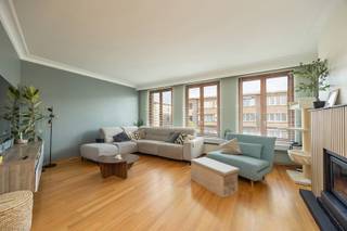 Een aangenaam ruime gezinswoning in Boom, met praktische indeling en een centrale ligging. Dit in combinatie met drie volwaardige slaapkamers, een oprit, ruime garage, tuin en elektriciteit die conform is, zorgt voor heel wat comfort.<br /><br />Op het gelijkvloers bevindt zich een ruime inkomhal met vestiaire en apart toilet. Verder is er een grote garage met voldoende plaats voor wagens, fietsen, stockage... én een ruime wasplaats. Achteraan sluit de woning aan op een aangename tuin met terras<br /><br />Op de eerste verdieping bevindt zich een lichtrijke leefruimte met een open zicht naar buiten. Aansluitend ligt de keuken met een aparte eethoek en voldoende kastruimte. Vanuit deze verdieping is er ook toegang tot het zuidgerichte terras.<br /><br />Op de tweede verdieping bevinden zich drie volwaardige good-sized slaapkamers, een apart toilet en een ruime badkamer met ligbad, douche en dubbele lavabo.<br /><br />Ook de ligging is een belangrijke troef. Scholen, winkels, openbaar vervoer en recreatiemogelijkheden bevinden zich in de nabije omgeving. Het Provinciaal Recreatiedomein De Schorre ligt vlakbij en dankzij de goede verbinding met de A12 en E19 zijn Antwerpen, Mechelen en Brussel vlot bereikbaar.<br /><br />Enkele troeven:<br />- 3 volwaardige slaapkamers<br />- EPC label B<br />- Elektriciteit conform!<br />- Ruime garage en oprit<br />- Aangename tuin met terras<br />- Ruime en lichtrijke leefruimtes<br />- Centrale en vlot bereikbare ligging<br /><br />Graag een meer info/ een bezoek?<br />Contacteer ons via jarno@groepvanhaute of 0492 83 88 19.