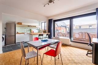 Zonnig en energiezuinig appartement met terras<br /><br />Gelegen op een levendige en zeer centrale locatie met zeer gunstige bereikbaarheid. Tram- en bushaltes en winkels bevinden zich letterlijk voor de deur. De belangrijkste invalswegen en autosnelwegen zijn vlot bereikbaar. Dit zorgt voor een sterke Mobiscore van 9,6/10! Dit energiezuinig appartement (EPC-label B) bevindt zich op de 2de verdieping met lift van een goed onderhouden gebouw. De bewoonbare oppervlakte bedraagt 70 m² (volgens titel). Je komt binnen via de inkomhal met ingebouwde kasten, perfect als vestiaire en extra opbergruimte. De lichtrijke leefruimte met warme parketvloer ademt authenticiteit en gezelligheid. Grote ramen zorgen voor veel natuurlijke lichtinval en een open gevoel. Vanuit de leefruimte heb je toegang tot het zuid-gerichte terras (5 m²). De keuken is praktisch ingericht en voorzien van een onderhoudsvriendelijke tegelvloer. De badkamer beschikt over een ligbad, wastafel en bidet. De ruime slaapkamer van 16 m² is eveneens lichtrijk dankzij grote ramen. De elektrische installatie is conform. De gemeenschappelijke maandelijkse lasten bedragen 195 euro/maand (incl. voorschotten water &amp; verwarming, professionele syndicus, bijdrage reservefonds en elektriciteit gem. delen). Instapklaar, ideaal voor starters, alleenstaanden of als investering. <br /><br />Verplichte vermeldingen<br />EPC: 125 kWh/m²<br />P-score: A<br />G-score: A<br />Stedenbouwkundige inlichtingen: in aanvraag