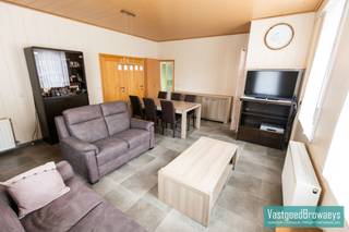 Bent u op zoek naar een instapklare woning zonder renovatieverplichting in het charmante Kluisbergen? In de Stationsstraat bevindt zich deze verzorgde woning waar reeds renovatiewerken werden uitgevoerd, waardoor u hier zonder zorgen uw intrek kunt nemen. Met een EPC-label C voldoet de woning aan de huidige energienormen en biedt ze een mooie balans om te starten. <br /><br />Bij het betreden van de woning komt u terecht in een gezellige leefruimte die aansluit op de aparte keuken met eethoek. Verder beschikt het gelijkvloers over een praktische kelder, meerdere bergruimtes en een onderhoudsvriendelijke koer waar u in alle rust kan genieten van een buitenmoment.<br /><br />Op de bovenverdieping bevinden zich drie volwaardige slaapkamers, aangevuld met een extra ruimte die perfect dienst kan doen als bureau of strijkkamer. De ingerichte en vernieuwde badkamer zorgt voor hedendaags comfort. Via een vaste trap bereikt u de zolderverdieping, ideaal als extra stockageruimte.<br /><br />Kom deze woning zonder afspraak bezoeken op zaterdag 21 maart of contacteer ons vandaag nog voor meer informatie of een bezoek ter plaatse en bel Stefanie op het nummer 055/59 50 10 of email stefanie@vastgoedbrowaeys.be