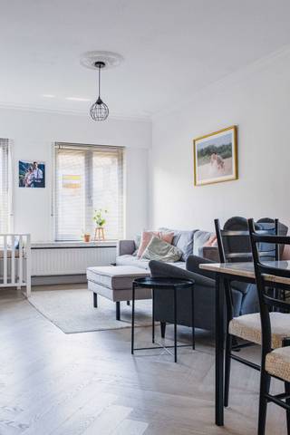 — MOMENTEEL IN OPTIE—Deze charmante halfopen bebouwing werd recent duurzaam gerenoveerd, en is helemaal instapklaar. De woning is ideaal gelegen: op...