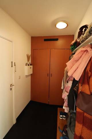<p><span>INDELING</span></p>
<p><span>Tweede verdieping:</span></p>
<p><span>Inkomhal met aardgasbrander voor C.V. en warmwaterbereiding, woonkamer, keuken met aanbouwkeuken met spoeltafel met 2 spoelbakken, vitro-keramische kookplaat en afzuigkap, badkamer met douchecabine, toilet en badkamermeubel en 2 slaapkamers.</span></p>
<p><span> </span></p>
<p><span>Benedenverdieping</span><span>:</span></p>
<p><span>Rechter garage met berging met aansluiting voor wasmachine en droogkast en toegang tot de tuin.</span></p>
<p><span> </span></p>
<p><span>Buiten:</span></p>
<p><span>Tuin.</span></p>
<p><span> </span></p>
<p><span>Rustig gelegen in een doodlopende straat binnen de ring!!!!</span></p>
<p><span>Geen huisdieren toegelaten.</span></p>
<p><span>Gemeenschappelijke huurlasten op jaarbasis (verbruik elektriciteit gem. delen).</span></p>
<p><span>Na opmaak EPC-attest is er dakisolatie geplaatst.</span></p>