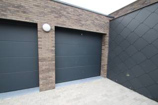 De garage is traditioneel gemetseld en voorzien van een automatische sectionaalpoort. De ligging van de garage is zeer centraal, in het begin van de...