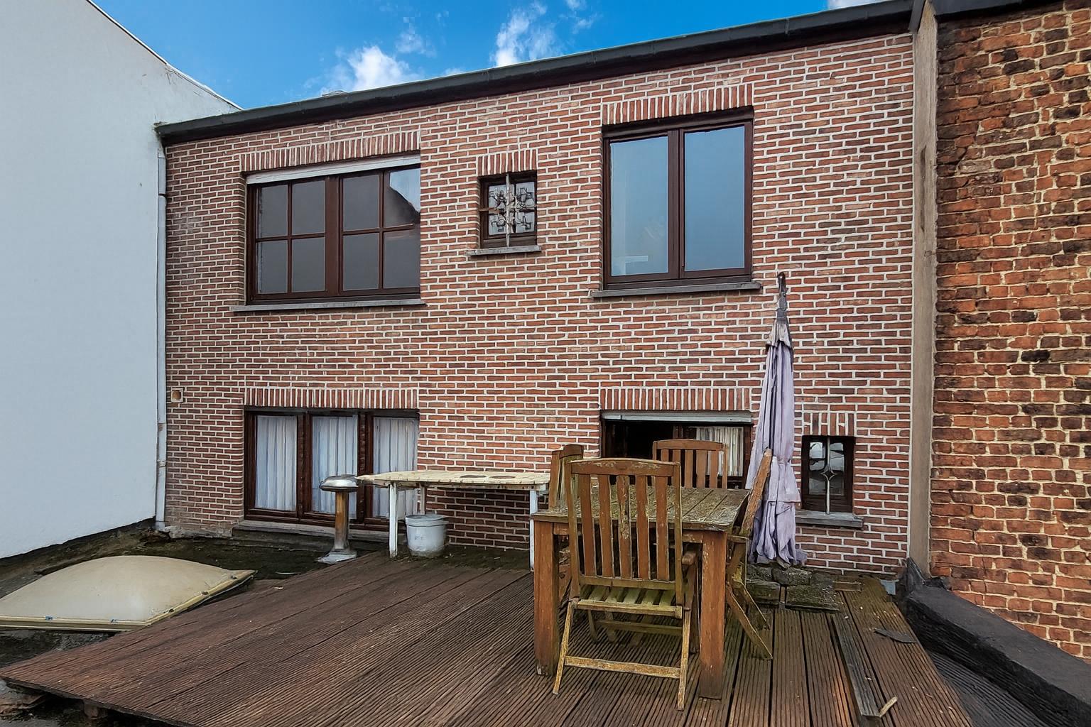 Dit veelzijdige pand met een grondoppervlakte van 240 m² combineert een ruime commerciële gelijkvloerse verdieping met een comfortabel appartement op de eerste verdieping. - foto 5