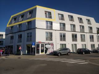 Dit prachtige en energiezuinig appartement te koop is gelegen op de derde verdieping (20A bus 302) en omvat een ruime living met veel licht inval, een open ingerichte keuken en vestiaire. Het appartement beschikt over één slaapkamer en een modern ingerichte badkamer met douche. Daarnaast is er nog een berging/wasplaats en een apart toilet aanwezig. Het gebouw heeft ook een lift en een fietsenberging.<br /><br />De ruime living is de perfecte plek om te ontspannen en te genieten van het licht dat binnenvalt door de grote ramen. De open keuken is modern ingericht en voorzien van alle nodige toestellen, waardoor het ideaal is om te koken en te dineren. De slaapkamer is comfortabel en biedt voldoende ruimte voor een tweepersoonsbed en kledingkast.<br /><br />De moderne badkamer beschikt over een douche, een wastafel en voldoende opbergruimte. Er is ook een apart toilet aanwezig, wat altijd handig is. De berging biedt extra opslagruimte voor bijvoorbeeld schoonmaakspullen of voorraad en het plaatsen van een wasmachine.<br /><br />Dit appartement is gemakkelijk bereikbaar via de lift, wat handig is voor mensen die minder mobiel zijn of voor wie geen trappen wil nemen. Er is ook een fietsenberging aanwezig, wat handig is voor wie graag met de fiets naar het werk gaat of gewoon graag fietst in zijn vrije tijd.<br /><br />Geïnteresseerd? Neem dan gerust contact met ons op voor meer informatie of om een afspraak te maken voor een bezichtiging. We helpen u graag verder bij het vinden van uw ideale woning.