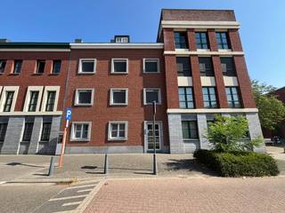 Op zoek naar een aangename plek om te huren op een absolute toplocatie? Dit gelijkvloerse appartement te huur in Hasselt biedt het beste van twee werelden: de dynamiek van de binnenstad en de rust van een residentiële wijk.<br /><br />Dankzij de centrale ligging in de Willekensmolenstraat bevindt u zich op wandelafstand van scholen, winkels en het openbaar vervoer. Zo geniet u dagelijks van een uitstekende bereikbaarheid en alle nodige voorzieningen binnen handbereik. Dit maakt het huren van dit pand een slimme keuze voor wie comfortabel wil wonen.<br /><br />Indeling: <br />- Inkomhal<br />- Woonkamer<br />- Keuken <br />- 2 Ruime slaapkamers <br />- Badkamer <br />- Toilet <br />- Berging<br />- Terras<br /><br />De snelste manier om een bezoek te brengen aan dit appartement? Vraag je bezoek aan via de rode knop op onze website (www.dewaele.com).<br /><br />Telefonisch kunnen er geen afspraken gemaakt worden. Bij andere vragen kun je ons telefonisch contacteren via 011 30 50 50.<br /><br />Tot binnenkort<br />