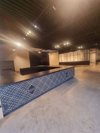 Ontdek deze ruime en moderne handelsruimte langs de Brugsesteenweg in Kortrijk, met een bruikbare oppervlakte van 840m² en gelegen op een perceel van 1.827m². Deze eigentijdse handelsruimte biedt een vloeiende indeling die perfect is voor een verscheidenheid aan commerciële activiteiten. De grote open ruimtes zijn ideaal voor zowel detailhandel als showroom. De gevel met grote ramen zorgt voor veel natuurlijk licht, wat bijdraagt aan een aangename winkelervaring voor uw klanten. Het pand is voorzien van een grote toegangspoort langs de achterkant, wat extra gemak biedt voor personeel en leveringen. Met zijn ruime parkeergelegenheid, is het eenvoudig toegankelijk voor bezoekers. Het interieur is stijlvol en functioneel ingericht, met veelzijdige verkoopruimtes, een ontvangstruimte en opslagfaciliteiten. De locatie, bekend om zijn zichtbaarheid en drukbezochte omgeving, biedt uitstekende zichtbaarheid en verkeer, wat uw zakelijke succes ten goede zal komen. Dit is een unieke kans om uw zakelijke ambities waar te maken in een dynamische en groeiende omgeving. Mis deze kans niet om uw onderneming naar een hoger niveau te tillen met deze uitzonderlijke handelsruimte. Neem vandaag nog contact op voor meer informatie of een bezichtiging via 056 96 08 00 of via info@property-vastgoed.be