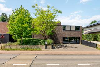 Deze moderne woning met hoge plafonds is geschikt voor een groot gezin al dan niet in combinatie met een zelfstandige activiteit.De oorspronkelijke...