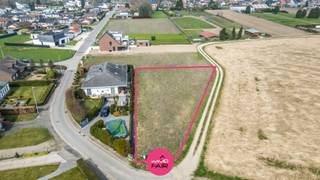 Open bebouwing met panoramisch zicht midden in de veldenDit royaal perceel voor open bebouwing bevindt zich aan het einde van een doodlopende straat...