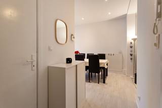 Gelijkvloers appartement met één slaapkamer en groot terras.Het appartement is gelegen in een kleinschalig appartementsgebouw en heeft een...