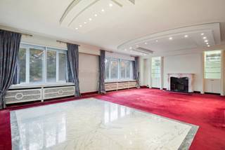 On the prestigious Rubenslei, with a frontal view of the City Park, you will find this stylish apartment of 220 m² in Residence Isabella...
