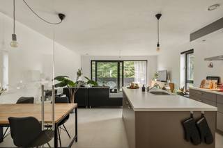 <p><strong>Lichtrijk 2-slaapkamerappartement met epc A, terras en zeer ruime garagebox in hartje Heide</strong></p>
<p>Op een <strong>absolute toplocatie in het centrum van Heide</strong> bevindt zich dit lichtrijke en verzorgde appartement op de eerste verdieping. De open leefruimte met grote raampartijen vormt samen met de keuken een aangenaam geheel en sluit rechtstreeks aan op het <strong>ruime terras met groen uitzicht</strong>. Met <strong>2 slaapkamers, een praktische berging/wasplaats en een uitzonderlijk ruime garagebox</strong> beschikt het appartement over alle troeven voor comfortabel wonen op wandelafstand van het centrum.</p>
<p><strong>Eerste verdieping<br /></strong>- Inkomhal met <strong>gastentoilet met handenwasser<br /></strong>- Lichtrijke en open leefruimte met grote raampartijen en een aangenaam zicht op het omliggende groen<br />- Rechtstreekse toegang vanuit de leefruimte tot het <strong>terras<br /></strong>- Open keuken met <strong>royaal kookeiland</strong> en geïntegreerde toestellen, waaronder keramische kookplaat, combi-oven, koelkast, dampkap en vaatwasser<br /><strong>- 2 volwaardige slaapkamers<br /></strong>- Verzorgde badkamer met <strong>inloopdouche, dubbel lavabomeubel en buitenraam<br /></strong>- Praktische <strong>berging/wasplaats<br /></strong>- Tegelvloer in de leefruimtes en laminaat in de slaapkamers</p>
<p><strong>Terras<br /></strong>- Ruim terras afgewerkt in <strong>hardhout<br /></strong>- Rechtstreeks toegankelijk vanuit de leefruimte<br />- Aangenaam <strong>uitzicht op het omliggende groen<br /></strong>- Voldoende ruimte voor een gezellige zit- of eethoek</p>
<p><strong>Garage en berging<br /></strong><strong>- Zeer ruime privatieve garagebox</strong> inbegrepen<br />- Voorzien van een <strong>automatische sectionaalpoort<br /></strong>- Bijkomende bergruimte beschikbaar in de gemeenschappelijke kelder</p>
<p><strong>Bijzonderheden<br /></strong>- <strong>Absolute toplocatie in het centrum van Heide<br /></strong>- <strong>2 slaapkamers<br /></strong>- Lichtrijke open leefruimte met grote raampartijen<br />- Ruim terras met <strong>groen uitzicht<br /></strong>- Zeer ruime garagebox inbegrepen<br />- Aluminium ramen met <strong>triple beglazing<br /></strong>- Verwarming op aardgas via radiatoren<br />- <strong>3 zonnepanelen</strong> ten behoeve van het appartement<br />- Ventilatie D-systeem<br />- Videofoon<br />- Praktische berging/wasplaats<br />- Kleinschalig gebouw <strong>zonder lift<br /></strong>- Rustig appartement met een aangenaam wooncomfort</p>
<p><strong>Ligging</strong></p>
<p>Gelegen aan de <strong>Wilgendreef in Kalmthout-Heide</strong>, op een bijzonder centrale locatie met het centrum letterlijk binnen handbereik. Winkels, horeca, dagelijkse voorzieningen en het <strong>station van Heide</strong> bevinden zich op wandelafstand. Tegelijkertijd zorgen het vele omliggende groen en de nabijheid van de <strong>Kalmthoutse Heide</strong> voor een aangename combinatie van centraal en groen wonen.</p>
<p><strong>Een verzorgd en lichtrijk appartement dat een topligging in Heide combineert met 2 slaapkamers, een groen terras en een bijzonder ruime garagebox.</strong></p>
<p>Bewoonbare opp. 99,60 m² ref.: bruto vloeropp. volgens plannen</p>