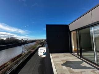  * Nieuwbouw met moderne uitstraling * Zeer ruime leefruimte met veel lichtinval * Vier terrassen rond het appartement * Mooie ligging aan het water...