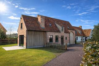 Vrijstaande villa, recent gebouwd tussen 2021-2023, gelegen aan de rand van een kleine verkaveling, rustig en groen gelegen in het mooie...