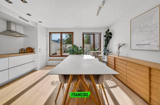 In de Tarwestraat vinden we deze verrassend ruime en volledig gerenoveerde bel-étagewoning terug. Een woning die niet alleen praktisch werd ingericht, maar ook bijzonder aangenaam aanvoelt dankzij het vele licht, de verschillende buitenruimtes en de slimme indeling over meerdere verdiepingen.<br /><br />☀️ De absolute eyecatcher? Het recent aangelegde dakterras met perfecte zuidwestoriëntatie. Een heerlijke plek waar u in alle privacy van de zon en het open uitzicht geniet tot ’s avonds laat. Samen met de twee bijkomende terrassen achteraan beschikt deze woning over uitzonderlijk veel buitenruimte die bovendien bijzonder onderhoudsvriendelijk werd aangelegd.<br /><br />🛋️ Binnenin werd gekozen voor een moderne en warme afwerking. De leefruimte met open keuken vormt het gezellige hart van de woning en sluit mooi aan op het terras aan de achterzijde. Grote raampartijen zorgen hier voor een aangename lichtinval doorheen de dag.<br /><br />🔥 Op het gelijkvloers zorgt de polyvalente ruimte met pelletkachel voor extra mogelijkheden: ideaal als hobbyruimte, bureau, extra zithoek of slaapkamer. Dankzij de inpandige garage, kelderruimte en meerdere bergmogelijkheden ontbreekt het hier bovendien niet aan praktisch comfort.<br /><br />🛏️ Met vier volwaardige kamers biedt deze woning meer dan voldoende plaats voor een gezin, thuiswerk of extra hobbyruimte. De badkamer werd uitgerust met zowel een bad als douche en ook aan comfort werd duidelijk gedacht.<br /><br />📍 De ligging maakt het plaatje compleet. Rustig wonen in Vogelzang, vlakbij winkels, scholen, recreatie en belangrijke uitvalswegen. De zeedijk bevindt zich op wandelafstand en ook het stadscentrum bereikt u in slechts enkele minuten met de fiets. Met een Mobiscore van 9,2/10 woont u hier op een locatie waar alles binnen handbereik ligt.<br /><br />✨ Een instapklare woning met karakter, ruimte en zon op een bijzonder gegeerde ligging. Minder weergeven<br /><br />