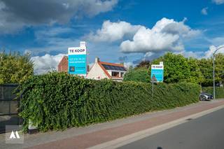 <p><strong>Perceel bouwgrond van 483 m² voor halfopen bebouwing in Overbroek<br /></strong><br />Op zoek naar de ideale plek voor uw droomwoning? Dan is dit mooie perceel bouwgrond van 483 m² precies voor u. <br />Deze bouwgrond, lot 1, bevindt zich in de Kapelstraat in het centrum van Overbroek, nabij alle voorzieningen. Op slechts enkele minuten bereikt u de E19 richting Antwerpen en Breda, terwijl ook het station Noorderkempen vlot bereikbaar is.<br /><br />Met een straatbreedte van <strong>10 meter</strong> en een diepte van ca. <strong>48 meter</strong> is dit perceel uiterst geschikt voor het oprichten van een <strong>halfopen bebouwing</strong>. Er kan worden gebouwd met een gevelbreedte van <strong>7 meter</strong> en een bouwdiepte van <strong>17 meter</strong>. <br />Hiernaast is er in de zijtuin een zone voorzien voor het plaatsen van een carport en in de achtertuin een zone voor bijgebouwen, met een maximale oppervlakte van 40 m².<br /><br />De grond maakt deel uit van een goedgekeurde verkaveling met referentie OMV-2025064103, en is gelegen in een straat voorzien van alle nutsvoorzieningen.<br /><br /><strong>Troeven:</strong><br />✓ Perceel van 483 m²<br />✓ Vlotte bereikbaarheid<br />✓ Geschikt voor halfopen bebouwing<br /><br />De stedenbouwkundige voorschriften en het verkavelingsplan zijn beschikbaar op eenvoudig verzoek.<br /><br /><strong>Bijzonderheden</strong><br />De kosten voor opmeting, het opstellen van het plan en de verkavelingsakte zijn ten laste van de koper.<br /><br />📞 Interesse? Contacteer ons voor meer info!</p>