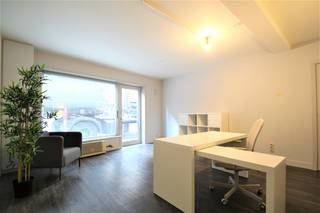 Dit handelspand heeft een uitstekende ligging pal in het commerciële handelscentrum van Roeselare! <br /><br />Het pand bestaat uit een groot raam die uitgeeft aan de straatzijde met daarnaast de glazen inkomdeur. De handelsruimte bedraagt 28 m² en is voorzien van een mooie laminaatvloer en wit geschilderde muren. Verder is er ook een apart toilet met lavabo geïnstalleerd in de ruimte. In het pand zijn er voldoende stopcontacten en er is verwarming op gas.<br /><br />Interesse in dit handelspand? <br />Contacteer ons voor een bezoek T. 051|201.400.