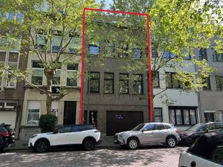 <p>Dit huis is onderverdeeld in 3 appartementen, 1 studio en autostaanplaatsen en gelegen in de mooiste straat van 2060 Antwerpen met alleszins de leukste naam.  De rustige groene laan die het Sint Jansplein verbindt met Park Spoor Noord, nabij bakkers, winkels, koffiebarretjes, restaurants, supermarkten, openbaar vervoer, scholen en het Eilandje.</p>
<p>Dit huis heeft nog wat werk en administratie nodig om volledig tot zijn recht te komen. Voor diegene die zich geroepen voelen kan het een mooie thuis of opportuniteit worden.</p>
<p>Het huis is gerenoveerd tussen 2015 en 2019 en elke entiteit heeft een afzonderlijke CV ketel, EPC type D score 351, asbestveilig (mogelijk niet asbestvrij)</p>
<p>Voor een afspraak contacteer ons op info@kdconcept.be of op 0476 290 746</p>