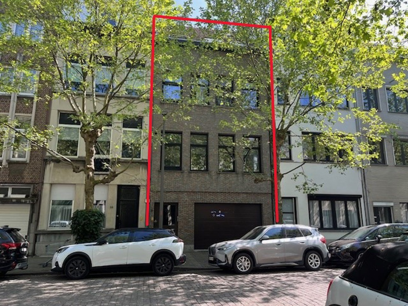 Huis met 3 appartementen, 1 studio en autostaanplaatsen. - foto 1