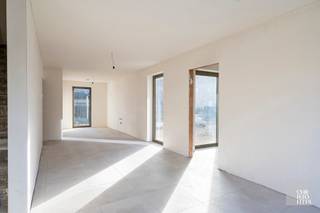 INDELING & AFWERKINGBij het betreden van de woning komt u in de inkomhal, waar een gastentoilet is voorzien.De open keuken met bergruimte biedt een...