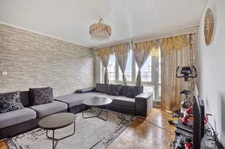 <p>immo DAVID présente: appartement deux chambres avec ascenseur et cave privative, idéalement situé</p>
<p>Appartement lumineux de deux chambres situé au 9ᵉ étage, partiellement à rénover, avec une cave privée et une terrasse orientée sud-ouest de 6 m² offrant une vue magnifique sur le parc.</p>
<p>L’appartement se compose d’un hall d’entrée, d’une cuisine séparée de 6 m², d’un séjour convivial de 24 m², d’un hall de nuit, de deux chambres de 9 m² et 12 m², ainsi que d’un toilette séparé. Grâce à sa luminosité naturelle, il dégage une atmosphère chaleureuse et accueillante.</p>
<p>Son emplacement est excellent : à proximité du Ring, de Bruxelles, du centre-ville, des écoles, des commerces, des transports en commun, de l’hôpital UZ Jette, du parc Laarbeek et de la piste cyclable. Cet appartement combine ainsi confort et accessibilité.</p>
<p>Il représente une opportunité intéressante pour les primo-accédants, les investisseurs ou toute personne à la recherche d’un appartement abordable avec un fort potentiel.</p>
<p> Mesures administratives dans le registre des mesures : en cours de demande.</p>