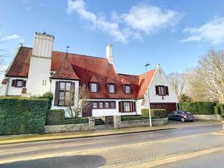 Deze prachtige villa is gelegen in de Burgemeester Deschodtlaan, een rustige, residentiële buurt nabij het stadscentrum van Popering. De villa...