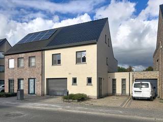 Ruime 3-slaapkamer woning in half-open verband, voorzien van een garage, zolder en tuin. De woning is gelegen in een rustige, autoluwe woonomgeving, op fietsafstand van al het nodige. Qua indeling omvat de woning op het gelijkvloers een inkomhal met gastentoilet, zeer ruime leefruimte (57m²) met zithoek, eethoek en half-open keuken, een bureau, wasplaats, en inpandige garage. De verdieping beschikt over een nachthal, 3 slaapkamers (waarvan 1 met dressing), badkamer (met douchen en ligbad) en een vaste trap welke u toegang biedt tot de grote zolder (40m²). Deze kan perfect gebruikt worden als hobbyruimte, thuisgym of speelzolder. Achteraan geniet de woning een volledig omheinde tuin (200m²) met achteringang. Een ruime bewoonbare oppervlakte (240m²), veel natuurlijk licht, een handige kamerindeling en een attractieve ligging zijn dé troeven van deze woning.