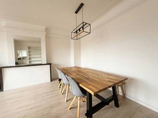 ENKEL BEZOEKEN MOGELIJK DOOR VOLGENDE LINK VOLLEDIG EN CORRECT IN TE VULLEN:<br />mijnhuurprofiel.be<br /><br />Op een uitstekende locatie aan de Camille Huysmanslaan in Antwerpen bevindt zich dit lichtrijke appartement op de derde verdieping van een charmant gebouw met lift.<br /><br />Bij het binnenkomen wordt u verwelkomd in een ruime leefruimte die dankzij de grote raampartijen geniet van een overvloed aan natuurlijk licht. Aansluitend vindt u de volledig geïnstalleerde keuken, praktisch ingericht en voorzien van alle nodige comfort.<br /><br />Aan de voorzijde bevindt zich een gezellig terras waar het aangenaam vertoeven is. Verder beschikt het appartement over een handige bergkast met aansluiting voor wasmachine en droogkast, evenals een apart gastentoilet met handenwasser.<br /><br />De nachthal geeft toegang tot twee volwaardige slaapkamers en een moderne badkamer uitgerust met een lavabomeubel en een inloopdouche.<br /><br />Extra troef is de privatieve kelderberging, ideaal voor extra opslagruimte alsook een gemeenschappelijke fietsenberging op het gelijkvloers.<br /><br />Maandelijkse kosten: Een provisie van € 170/maand voor de gemeenschappelijke kosten inclusief het individueel water-en verwarmingverbruik.<br /><br />Beschikbaar vanaf 1 april 2026.<br /><br />Bent u op zoek naar een comfortabel en lichtrijk appartement op een centrale ligging in Antwerpen? Contacteer ons vandaag nog voor meer informatie of een bezoek ter plaatse!