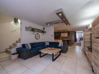 <span><strong>DUPLEX-APPARTEMENT MET VERANDA EN RUIM TERRAS TE EISDEN<br /><br />TROEVEN<br /></strong>- <span>Mooi en gezellig duplex-appartement gelegen in het commerciële centrum van Eisden.<br />- Ideaal gelegen dichtbij winkels, horecazaken, ... Alle belangrijke voorzieningen in de buurt.<br /></span>- 2 slaapkamers.<br /><span>- Veranda gelegen op de eerste verdieping.<br /></span>- Ruim terras.<br />- Privatieve inkomhal.<br />- EPC-label D: geen renovatieverplichting!<strong><br /></strong><strong><br />GELIJKVLOERS 00 <br /></strong>- Private inkomhal: trap naar de eerste verdieping <br /><br /><strong>VERDIEPING</strong> <strong>+01 (74,67 m²)</strong><br />- Woonkamer (5,50 m x 5,30 m = 29,15 m²): trap naar de tweede verdieping, tegelvloer.</span><br /><span>- Keuken (4,20 m x 5,30 m = 22,26 m²): keukenwand (onder- en bovenkasten, lades, oven, keramische kookplaat, dampkap, vaatwasser en spoelbak, ziteiland, tegelvloer.</span><br /><span>- Toilet (1,40 m x 0,90 m = 1,26 m²): zittoilet, spoelbakje, volledige wandbetegeling, tegelvloer.</span><br /><span>- Veranda (4,00 m x 5,50 m = 22,00 m²): laminaatvloer. </span><br /><br /><span><strong>VERDIEPING</strong> <strong>+02 (38,93 m²)</strong></span><br /><span>- Overloop (0,90 m x 2,15 m = 1,93 m²): tegelvloer.<br />- Badkamer (3,00 m x 3,00 m = 9,00 m²): ligbad, enkele lavabo met onderkast, onderkast en kolomkasten, volledige wandbetegeling, tegelvloer.<br />- Slaapkamer 1 (4,00 m x 4,20 m = 16,80 m²): inbouwkasten, velux dakraam, tegelvloer.<br />- Slaapkamer 2 (3,00 m x 3,20 m = 9,60 m²): inbouwkasten, velux dakraam, tegelvloer.<br />- CV ruimte (1,00 m x 1,60 m = 1,60 m²): aardgas verwarmingsketel, aansluiting wasmachine, tegelvloer.</span><br /><br /><span><strong>EXTERIEUR</strong></span><br /><span>- Terras gelegen op de eerste verdieping (9,00 m x 4,00 m = 36,00 m²).<span><br /></span><br />Bekijkt u deze advertentie via een aanverwante vastgoedsite, surf dan zeker naar onze website <strong>www.N78vastgoed.be</strong> voor een uitgebreide beschrijving en foto's. <strong>Meer info: +32 (0)89 86 18 88 of info@N78vastgoed.be.</strong></span>