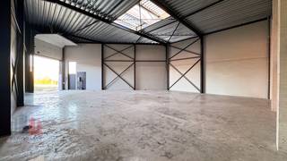 Nieuwbouw KMO-unit van 235 m² met privatieve parkeerplaats te huur. Fenomenaal gelegen aan de rand van Brussel te ZELLIK, nabij de bedrijvige...