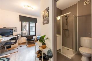 <p><span>Te koop: gerenoveerde studentenkamer op het Eilandje, gelegen in de Genuastraat 2, 2000 Antwerpen. </span></p><p><span>De studentenkamer bevindt zich in een recent studentengebouw. Op wandelafstand vindt u onder meer het MAS, verschillende hogescholen, haltes van het openbaar vervoer en winkels.</span></p><p><span>De kamer is gemeubeld met een bureau, bed en kast en beschikt over een eigen badkamer met douche, toilet en lavabo. <br />Op het gelijkvloers van het gebouw is een grote gemeenschappelijke keuken aanwezig, voorzien van alle nodige toestellen. <br />Daarnaast is er een ruime fietsenberging in het gebouw.</span></p><p><span>De kamer is momenteel verhuurd tot en met 31 augustus 2026.</span></p>